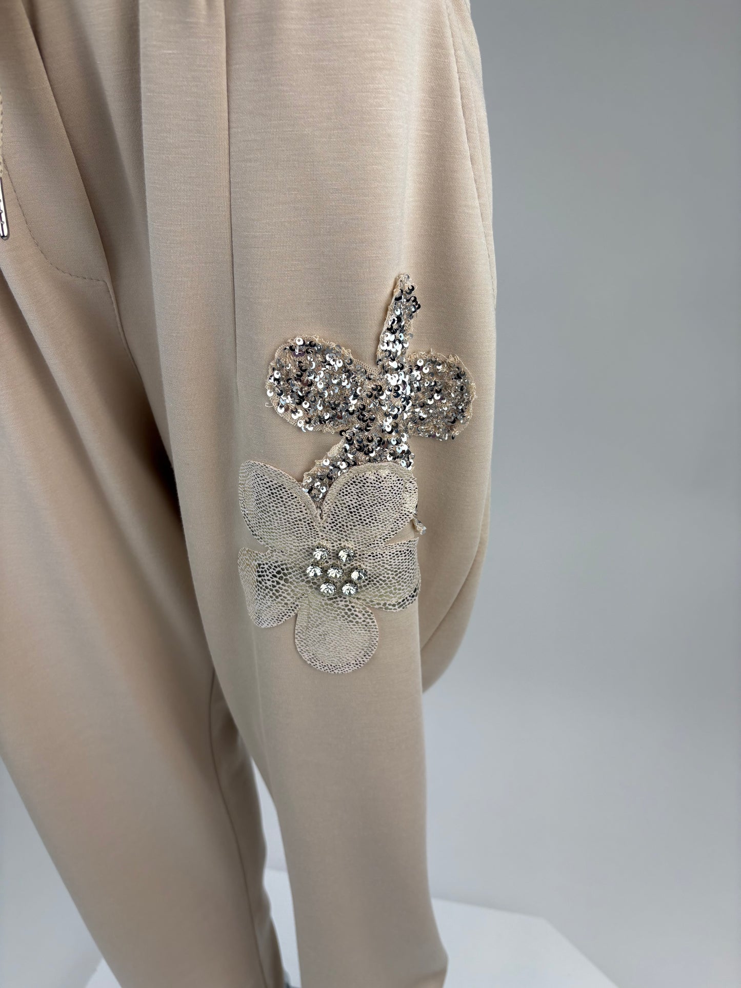 Joggerpants beige mit Blüten Gr. 36-42