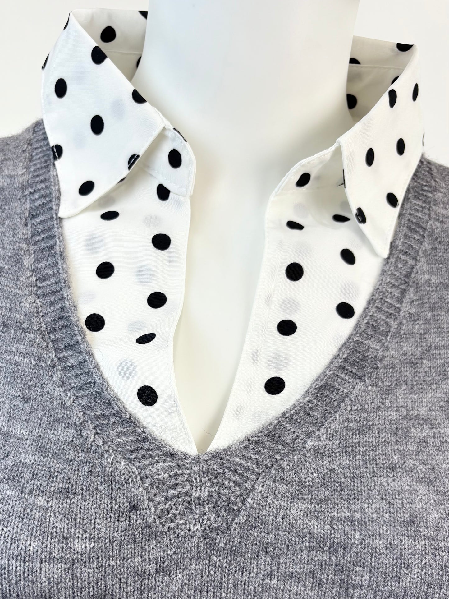 Pullover mit Polka-Dot Blusenkragen grau, Gr. 36-42