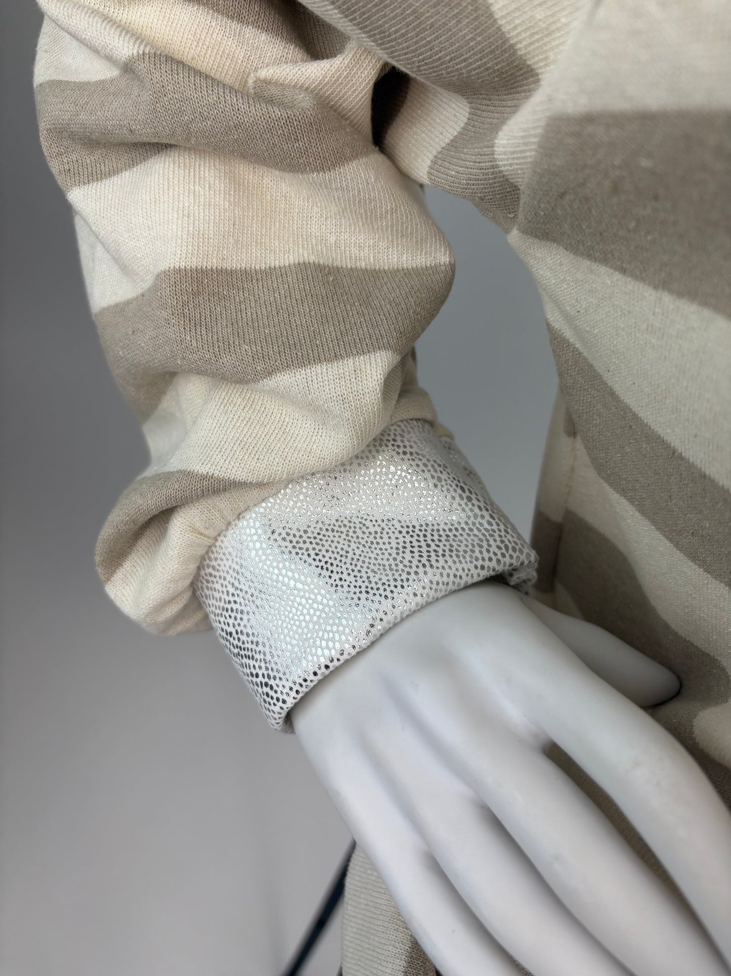 Gestreifter Pullover mit Paillettenblume, Gr. 36-42
