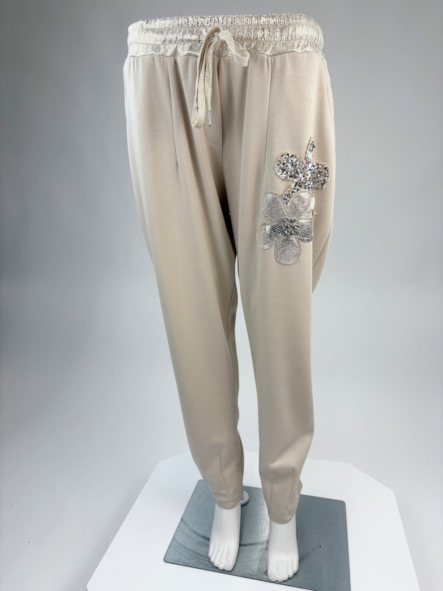 Joggerpants beige mit Blüten Gr. 36-42