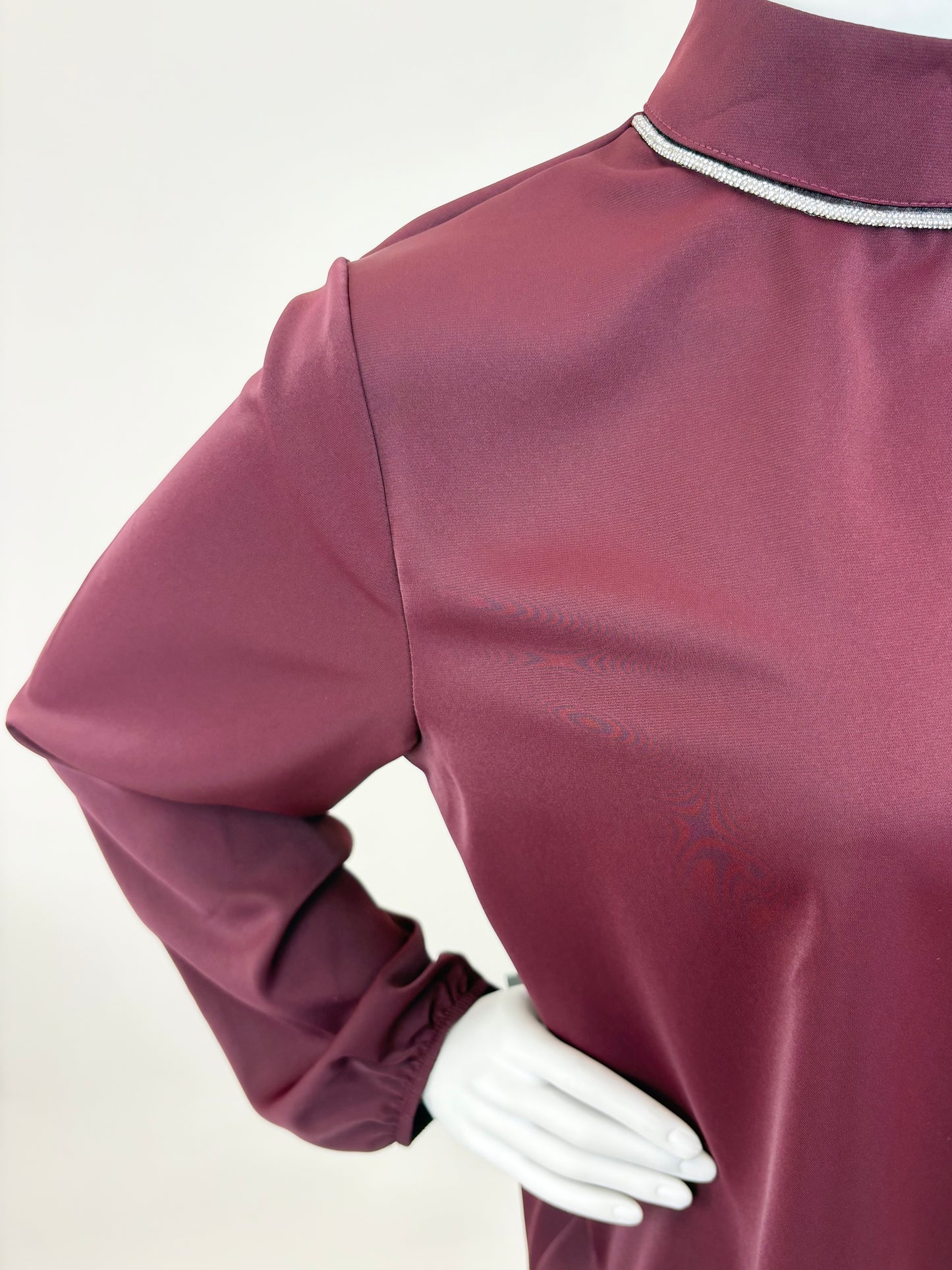 Bluse bordeaux mit Zierkette am Kragen, Gr. 34-40