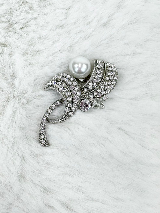 Elegante Strass-Brosche mit Perlendetail  silber
