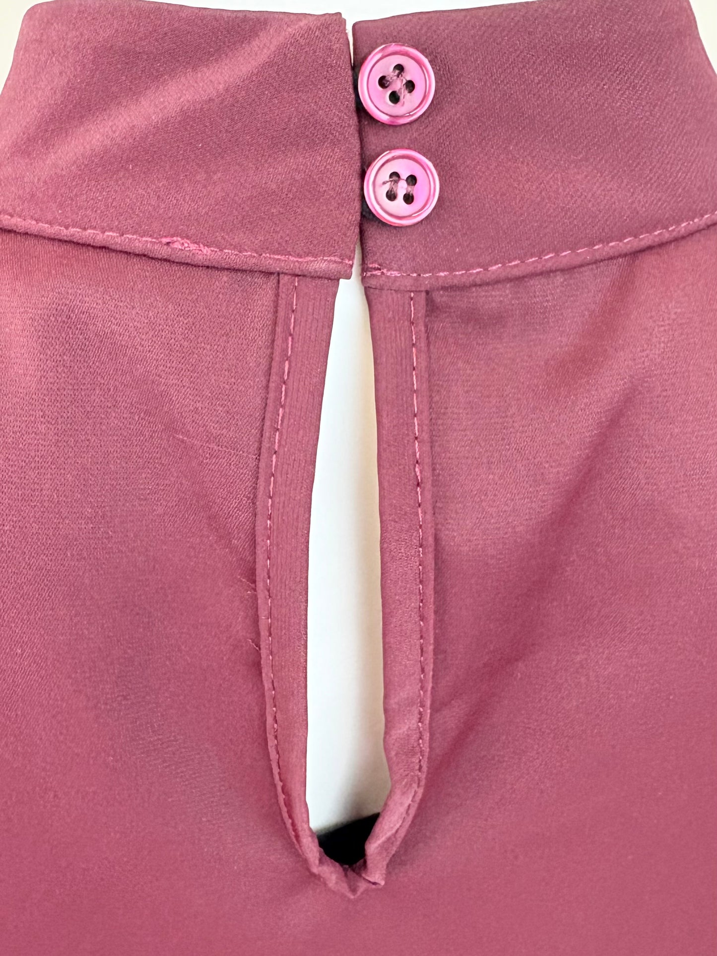 Bluse bordeaux mit Zierkette am Kragen, Gr. 34-40