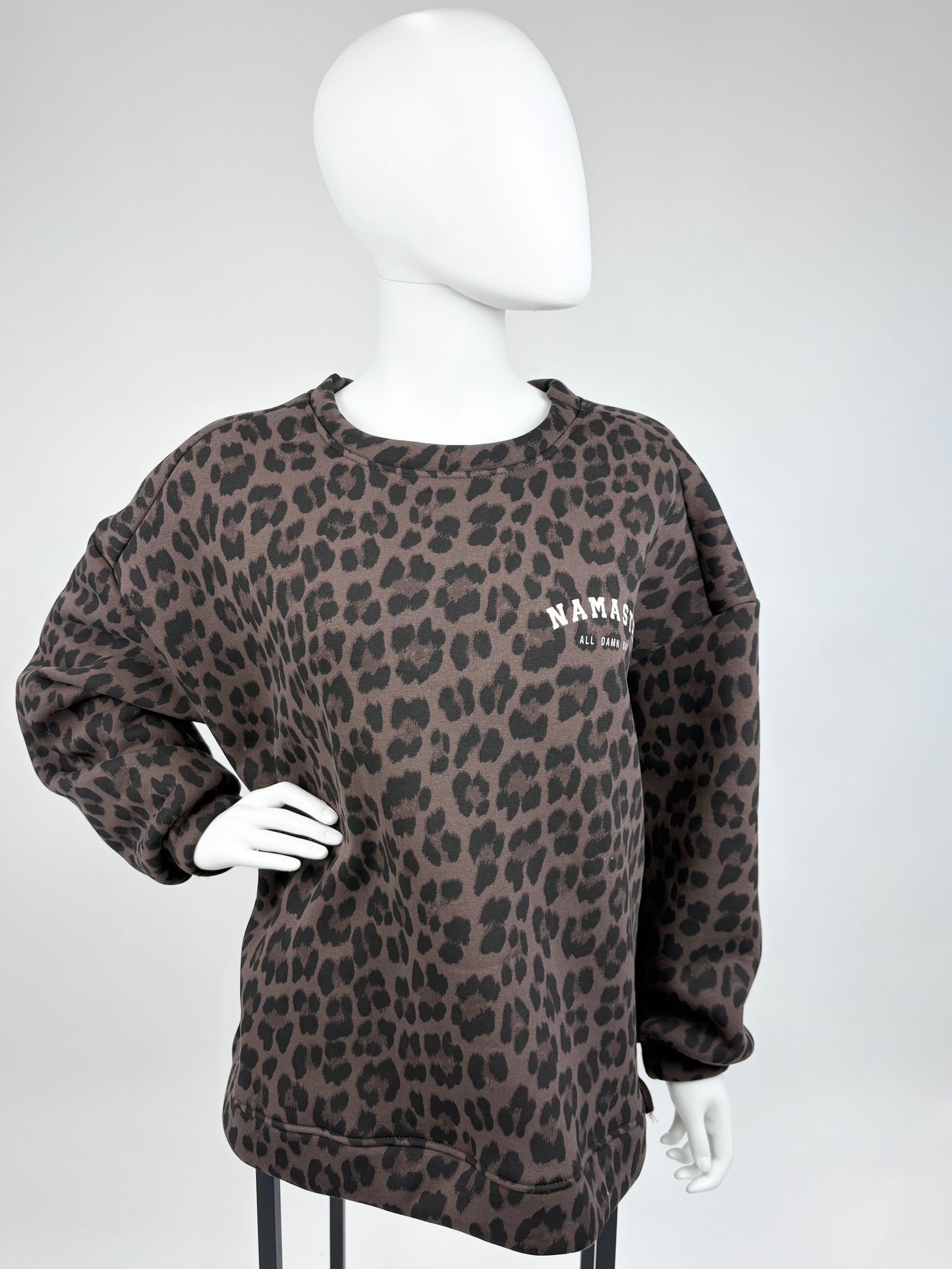 Oversized Leopard Print Sweatshirt "NAMASTE" Gr. 38-44