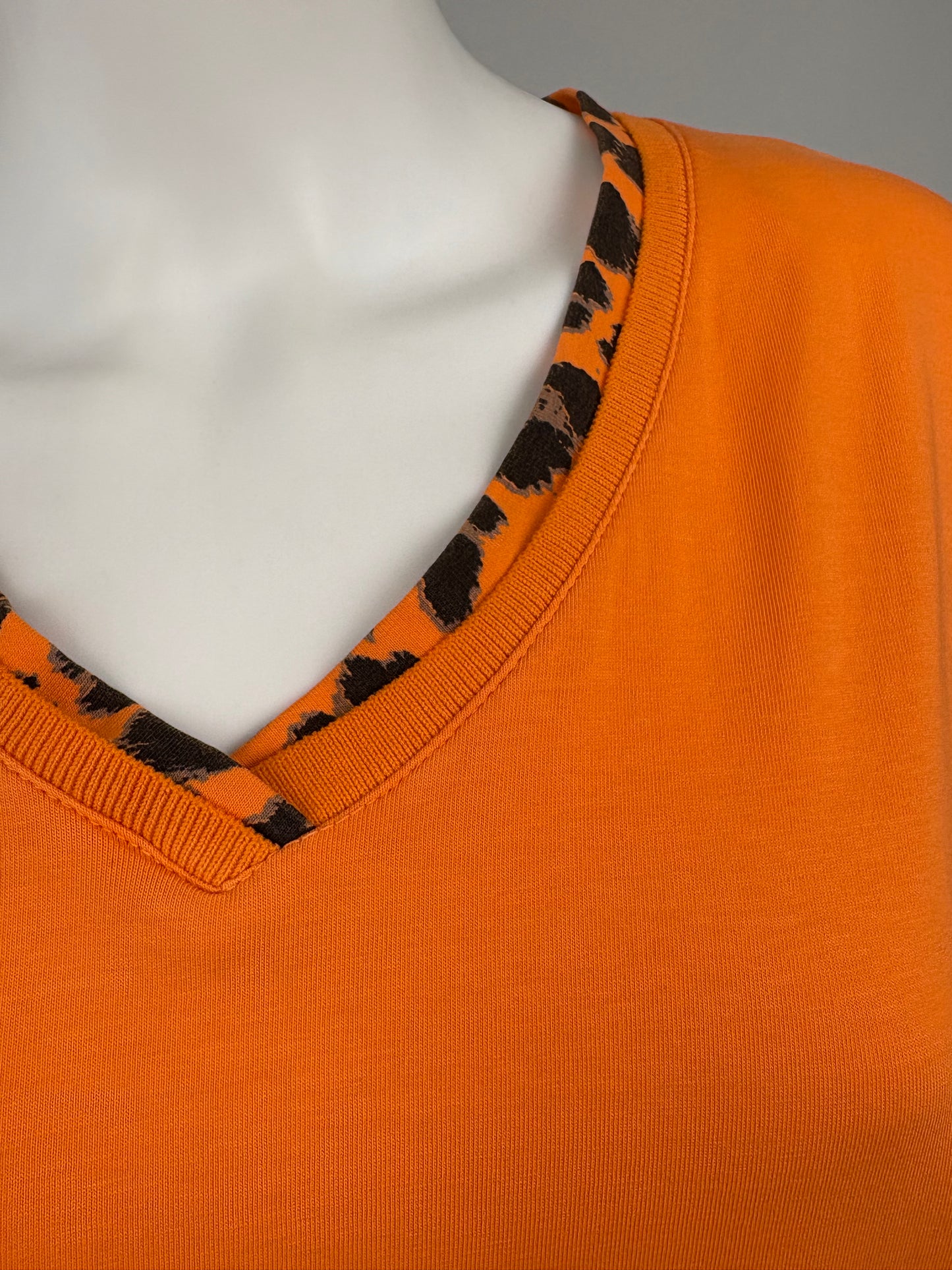 V-Neck Shirt Leo orange, Gr. 36-42