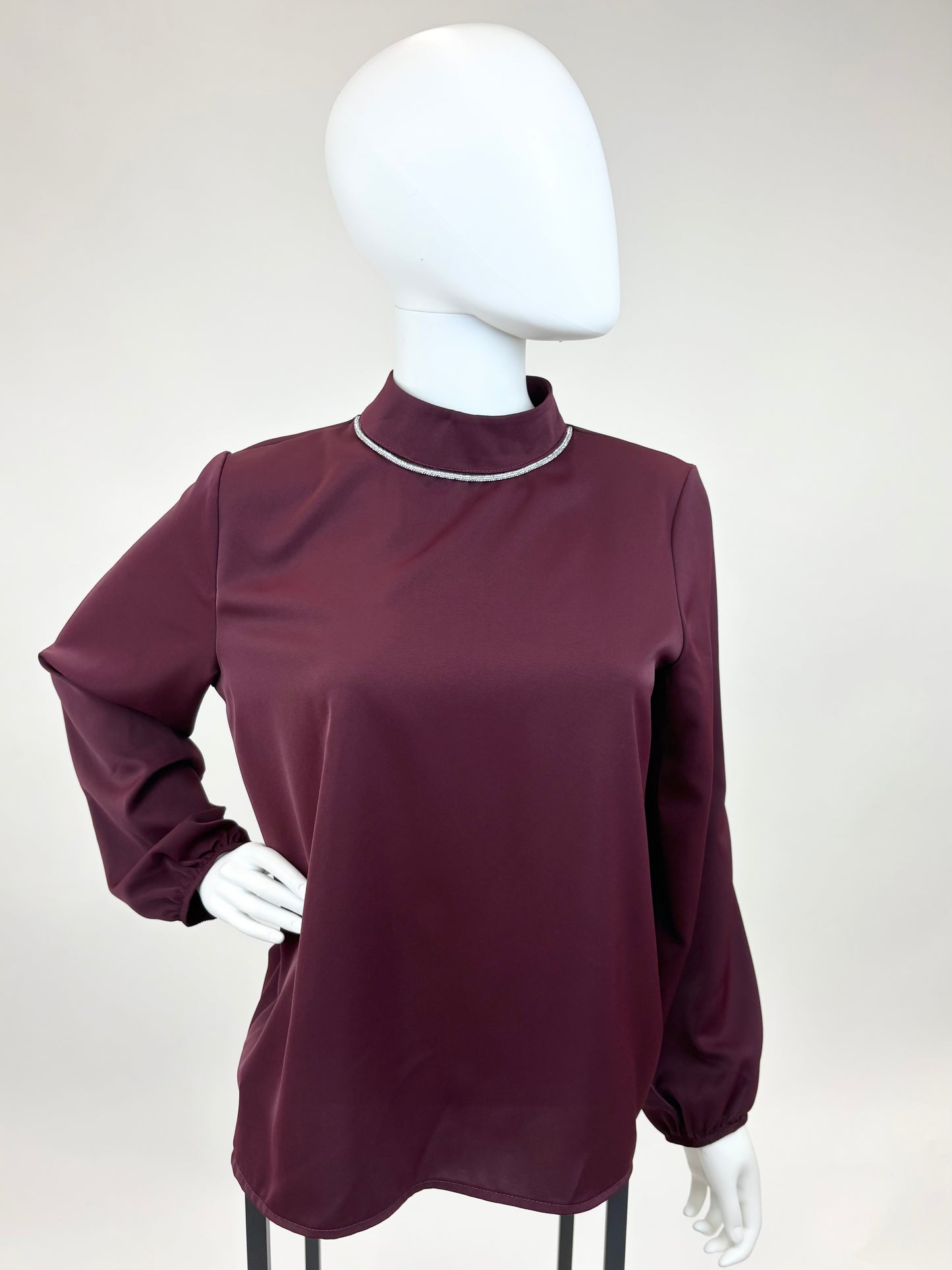 Bluse bordeaux mit Zierkette am Kragen, Gr. 34-40