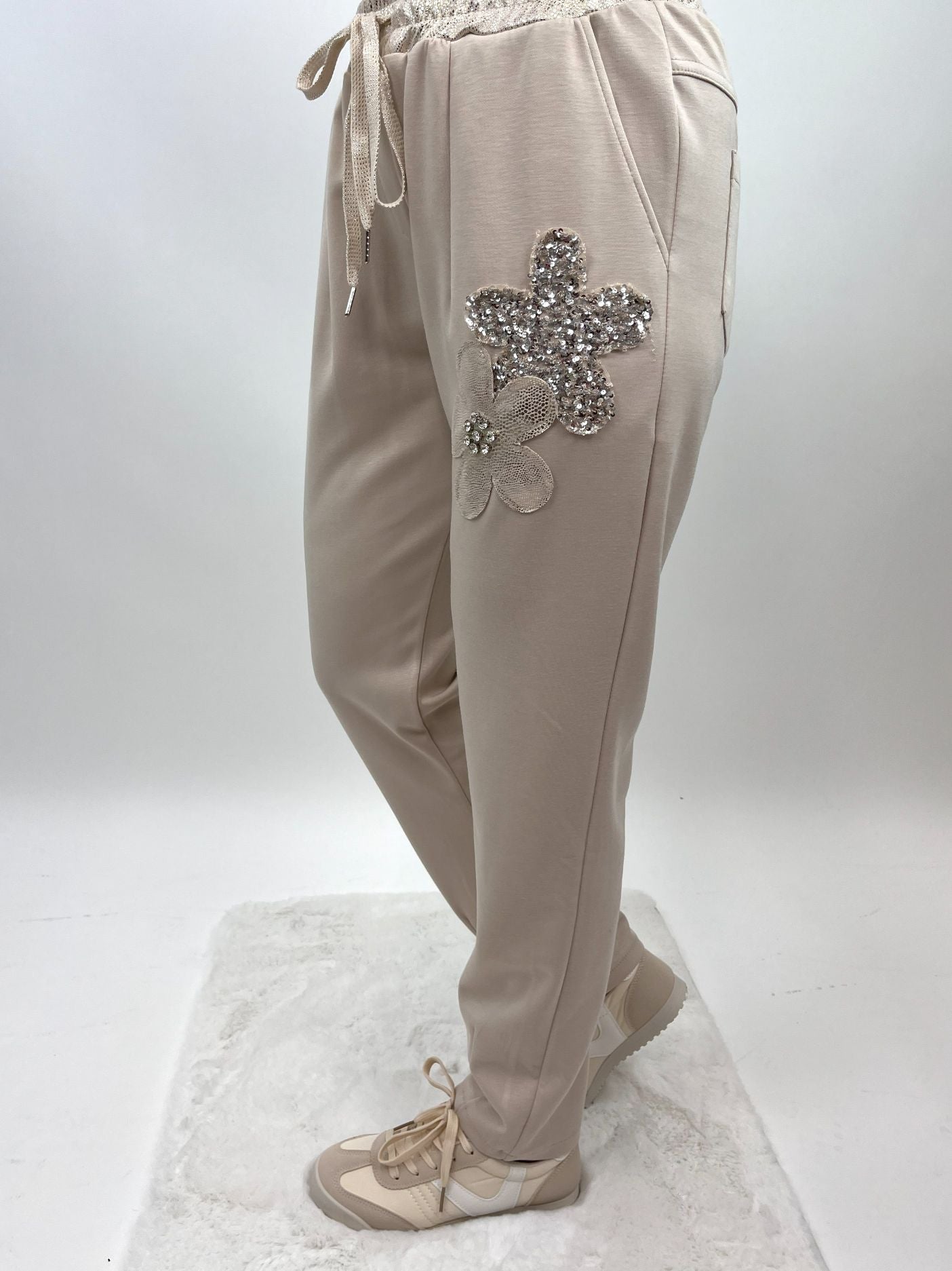 Joggerpants beige mit Blüten Gr. 36-42