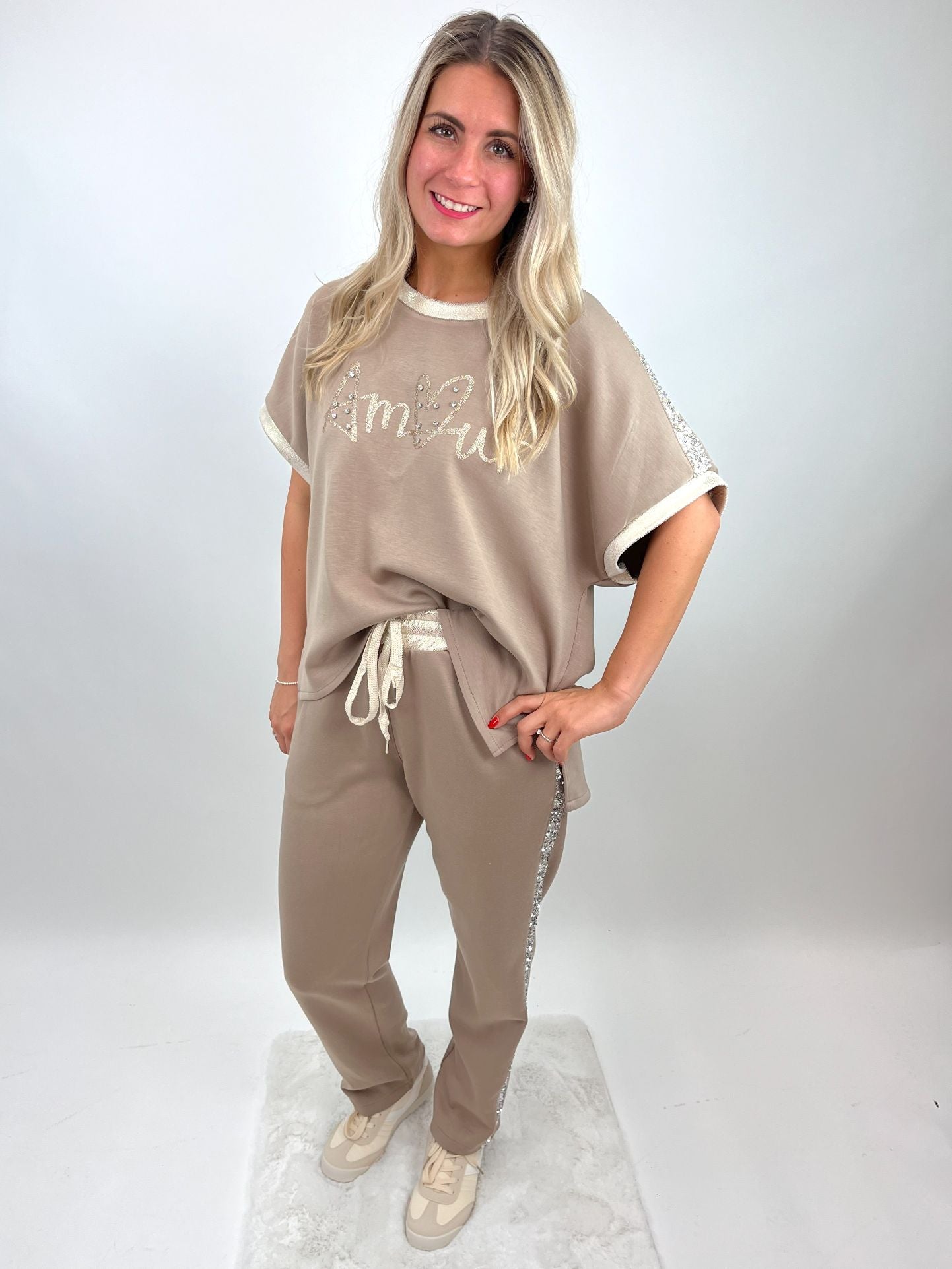 Joggerpants taupe mit Paillettenstreifen , Gr. 36-42