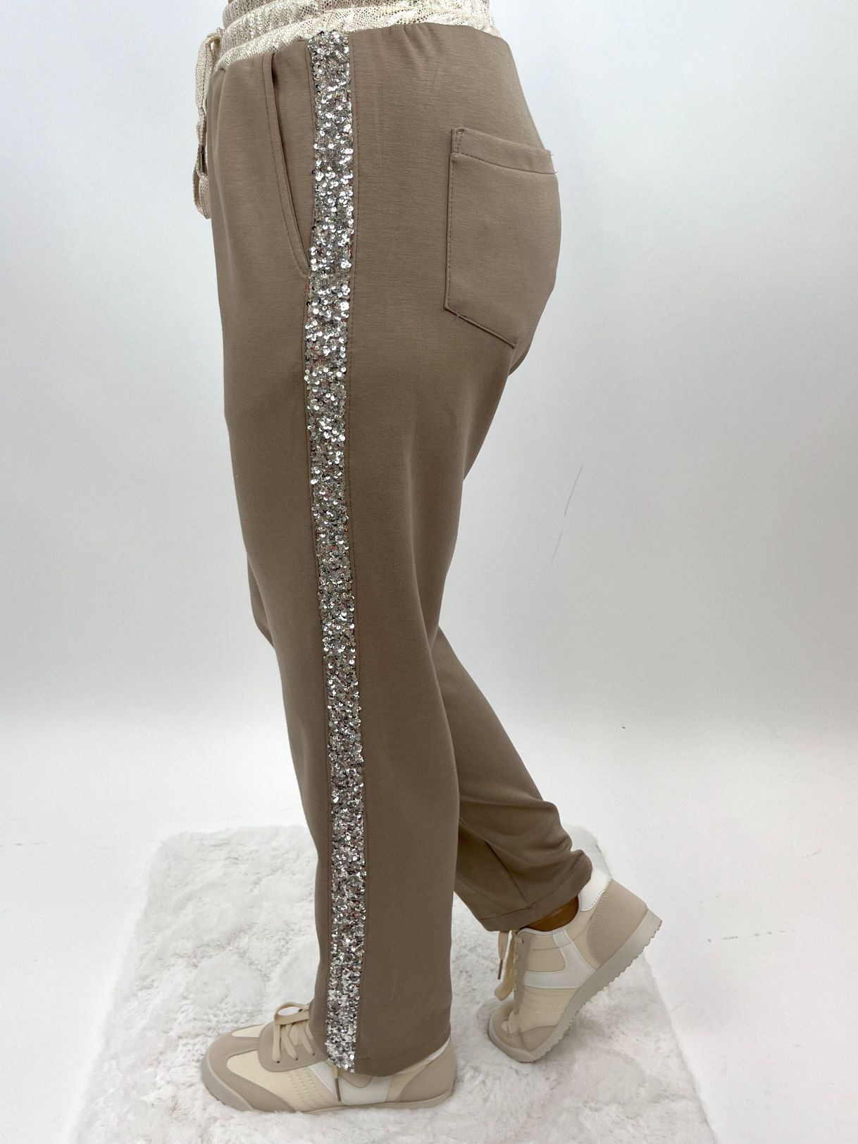 Joggerpants taupe mit Paillettenstreifen , Gr. 36-42
