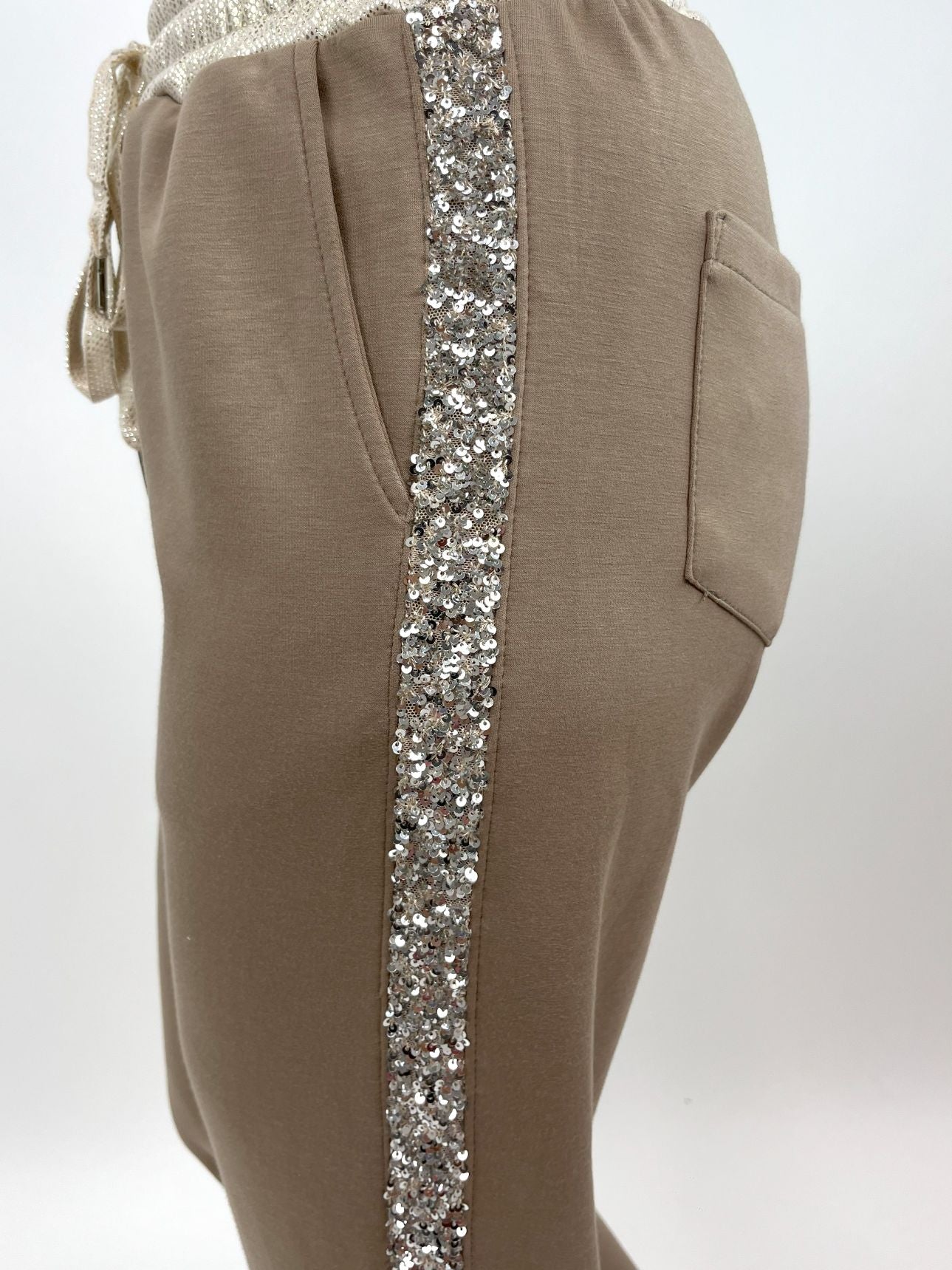 Joggerpants taupe mit Paillettenstreifen , Gr. 36-42