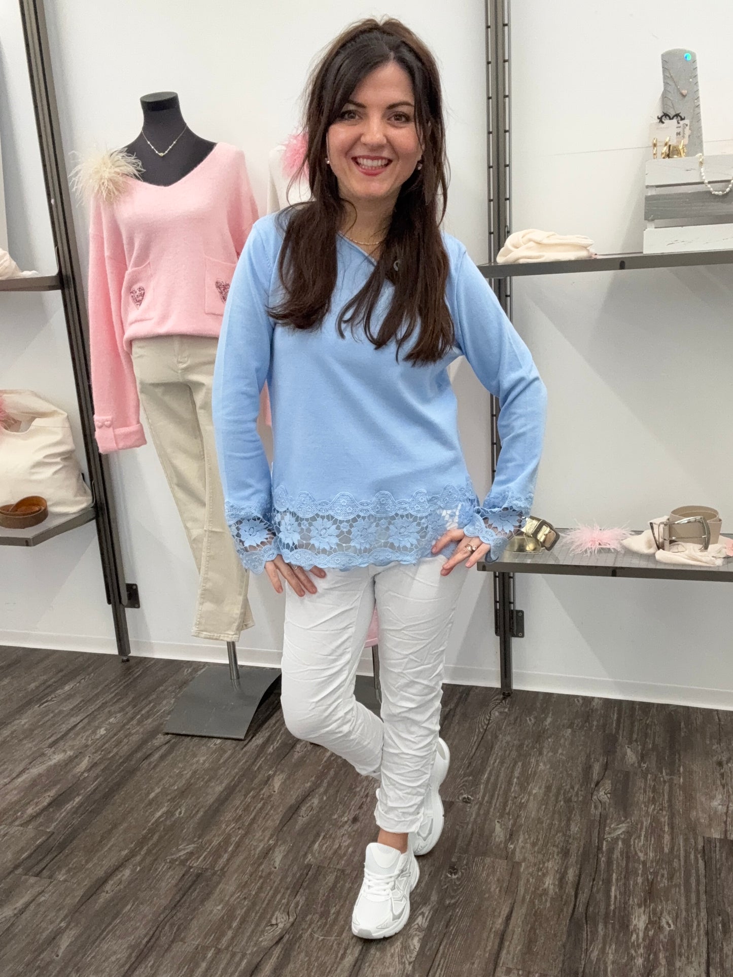 Damen langarm Shirt mit ausgestellten Ärmeln & Spitze hellblau, Größe 36-40