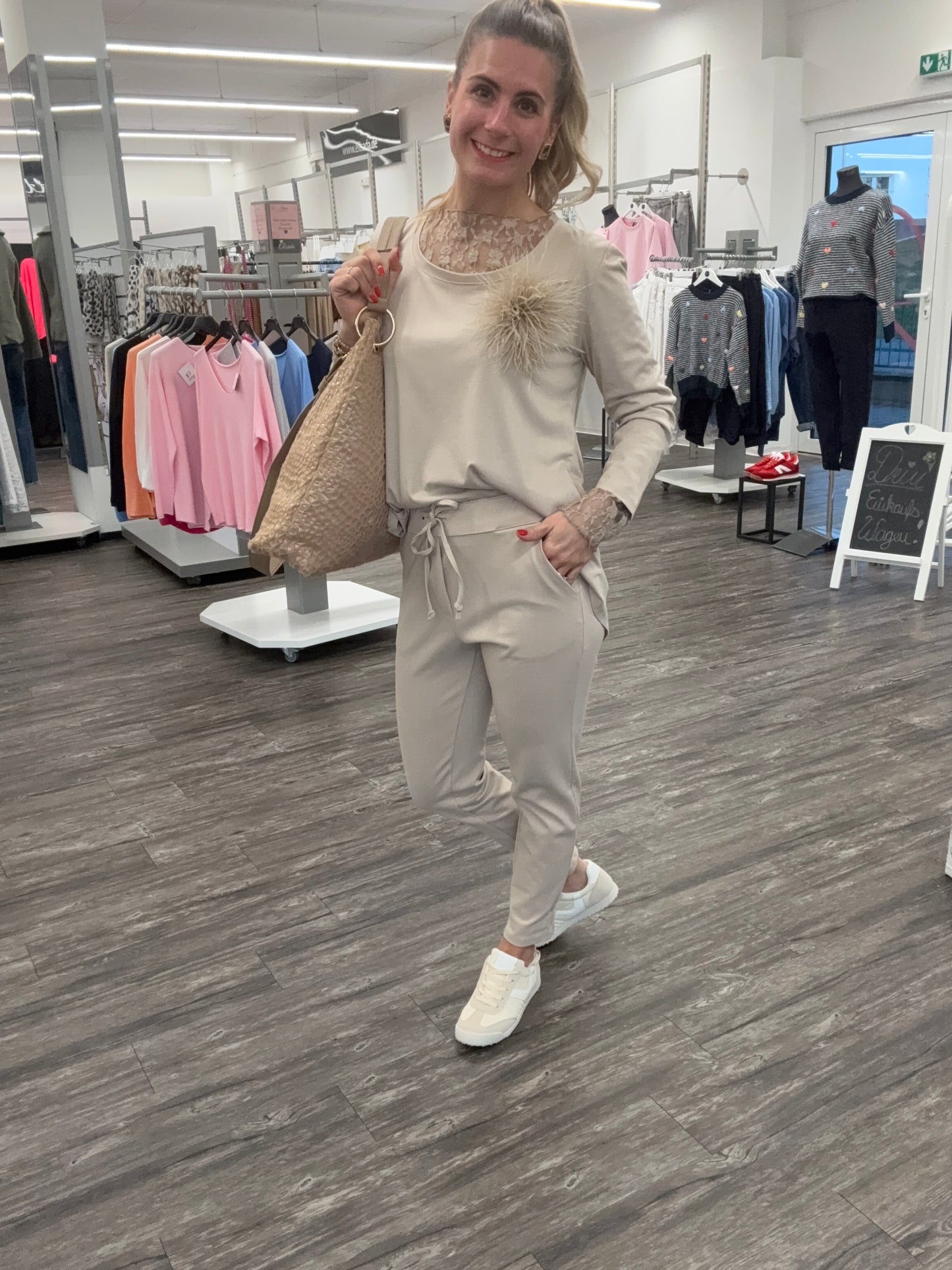 Zartes Spitzenoberteil taupe, Gr. 36-42