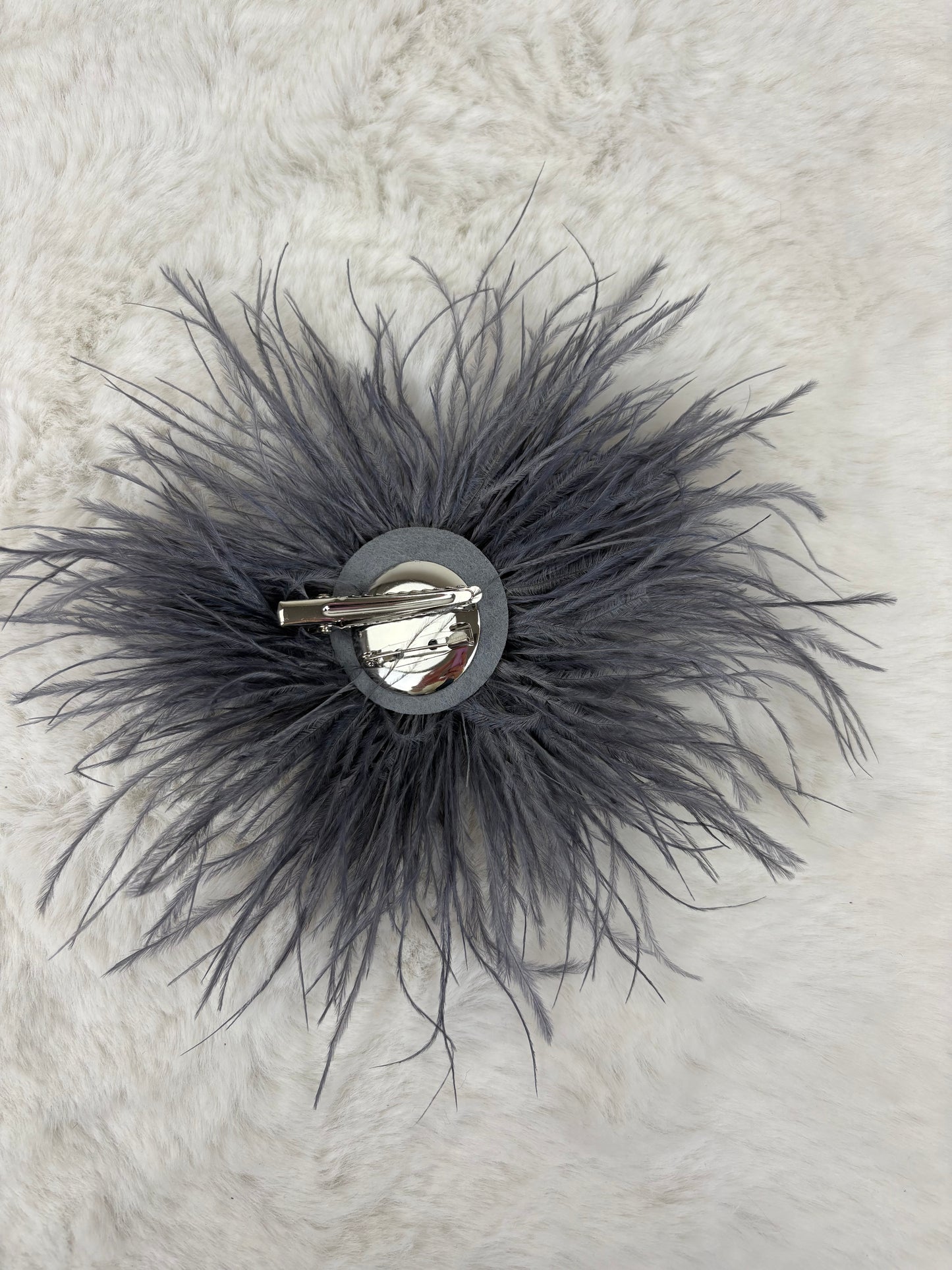 Feder-Brosche grau