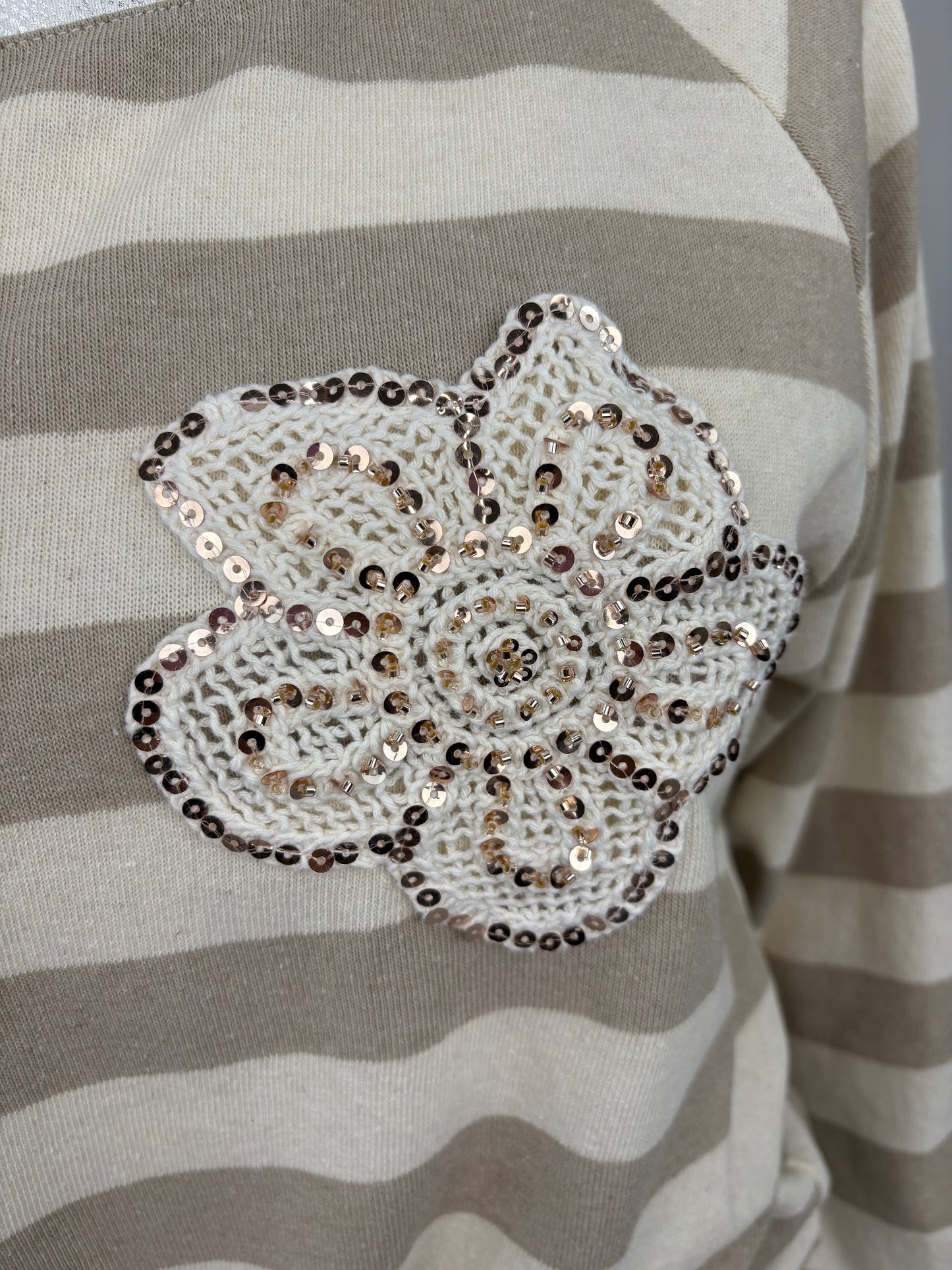 Gestreifter Pullover mit Paillettenblume, Gr. 36-42
