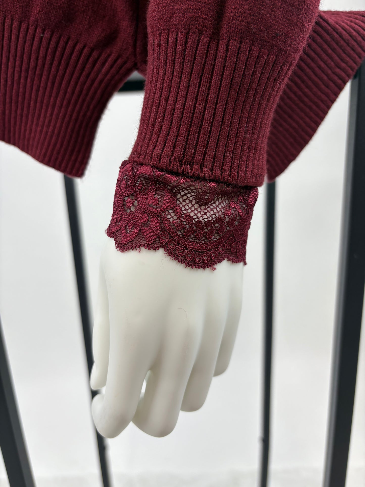 Rollkragenpullover mit Spitzen-Details bordeaux, Gr. 36-40