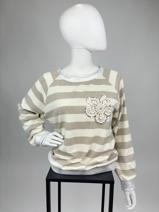 Gestreifter Pullover mit Paillettenblume, Gr. 36-42