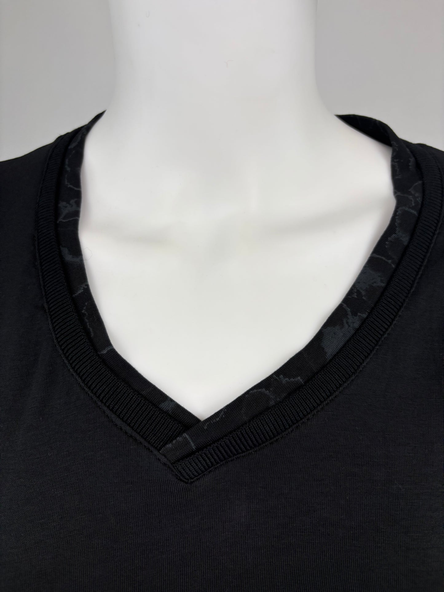 V-Neck Shirt Leo schwarz, Gr. 36-42