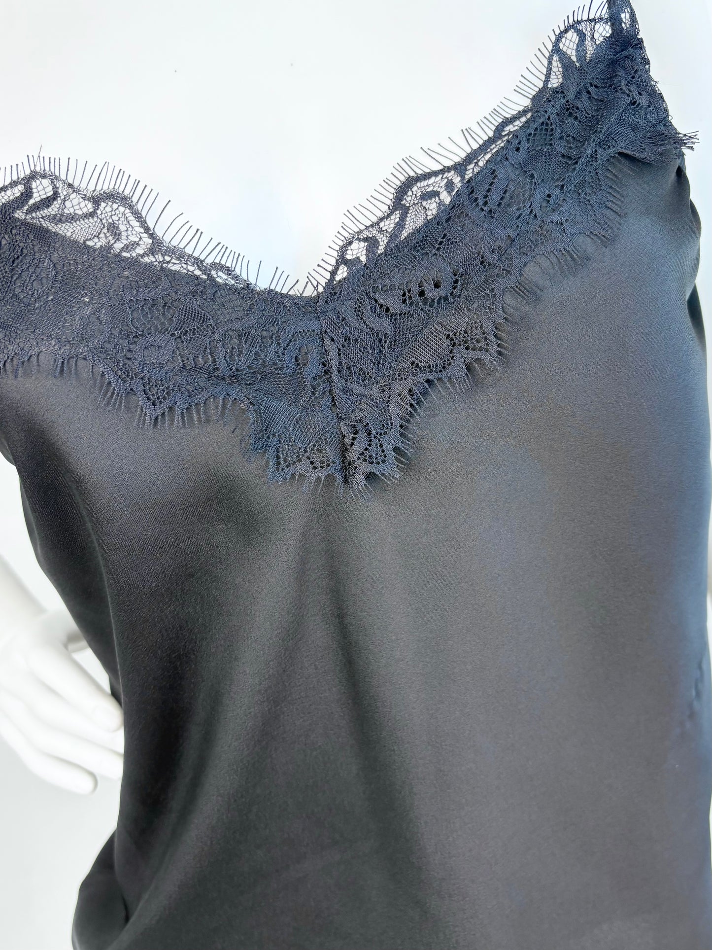 Satintop mit Spitze schwarz, Gr. 34-38