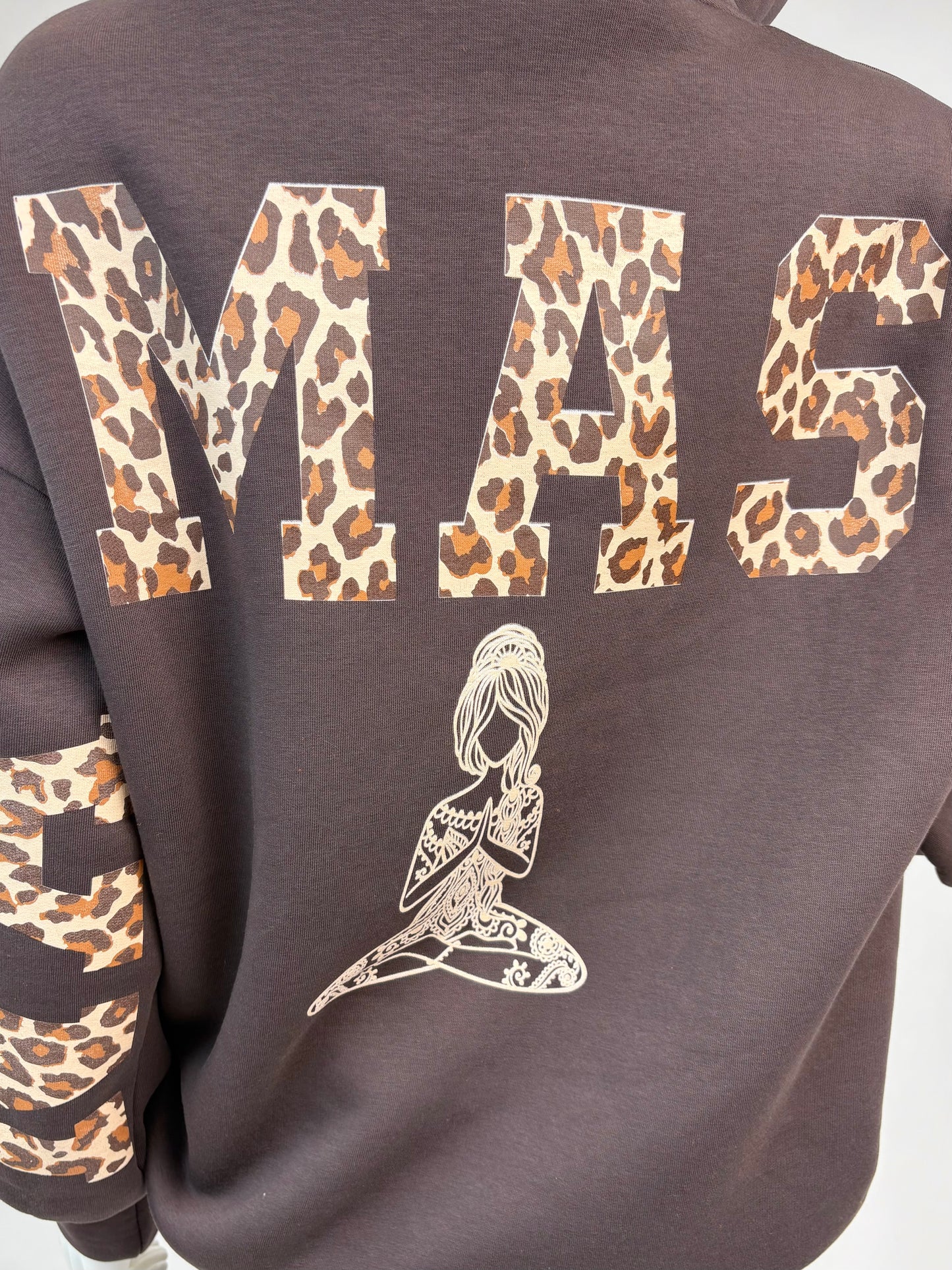 Oversized Hoodie „Namaste“ – Braun mit Leo-Print Gr. 38-44