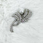 Elegante Strass-Brosche mit Perlendetail  silber
