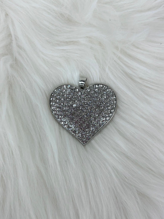 Funkelnder Herzanhänger mit Strasssteinen silber
