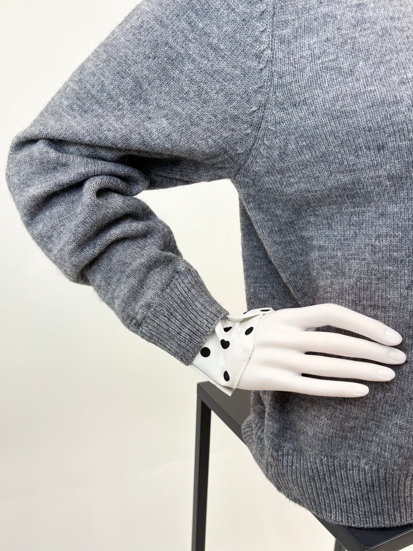 Pullover mit Polka-Dot Blusenkragen grau, Gr. 36-42