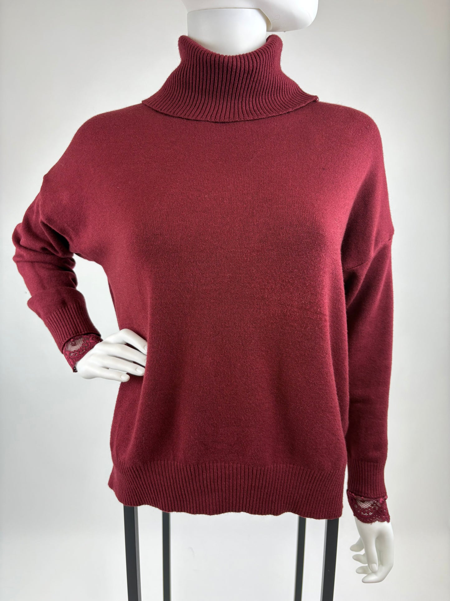 Rollkragenpullover mit Spitzen-Details bordeaux, Gr. 36-40