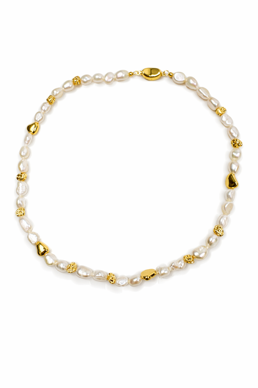Perlenkette mit goldenen Details