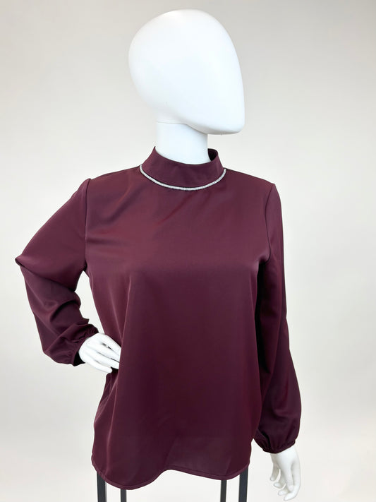 Bluse bordeaux mit Zierkette am Kragen, Gr. 34-40