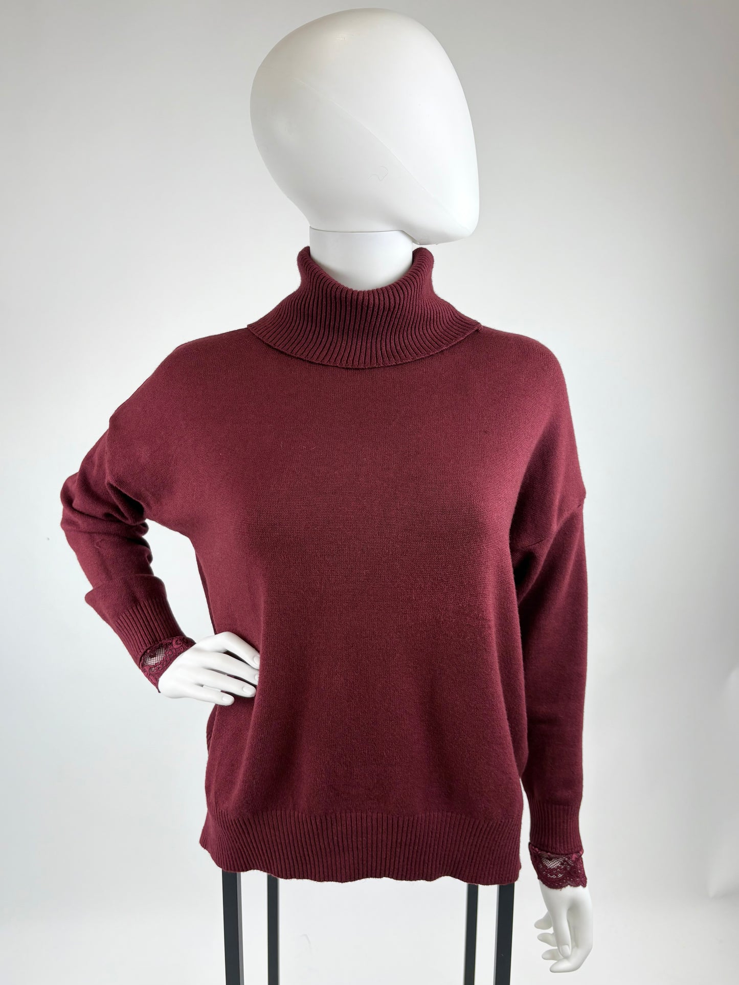 Rollkragenpullover mit Spitzen-Details bordeaux, Gr. 36-40