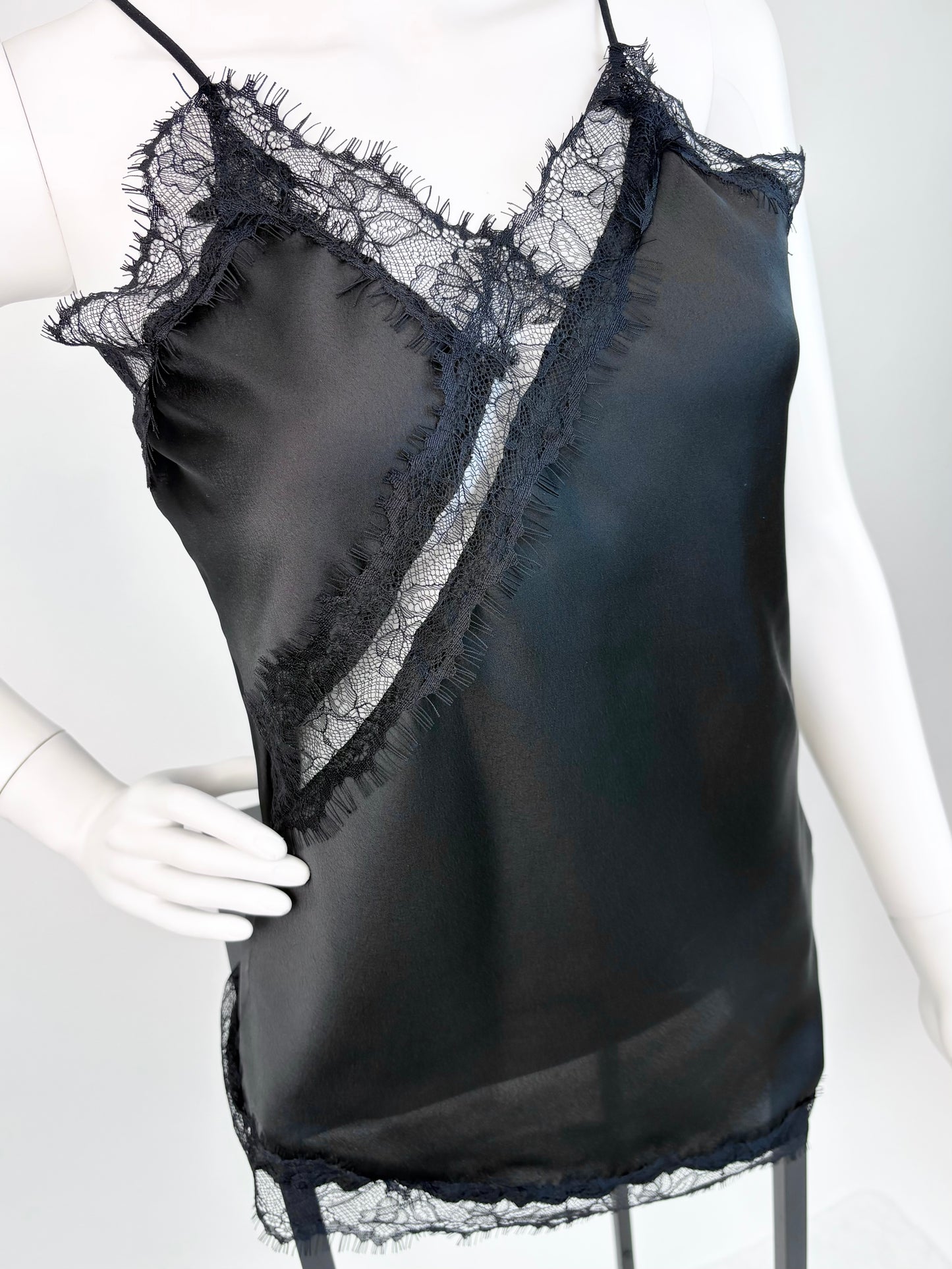 Satintop mit Spitze asymmetrisch schwarz, Gr. 34-36