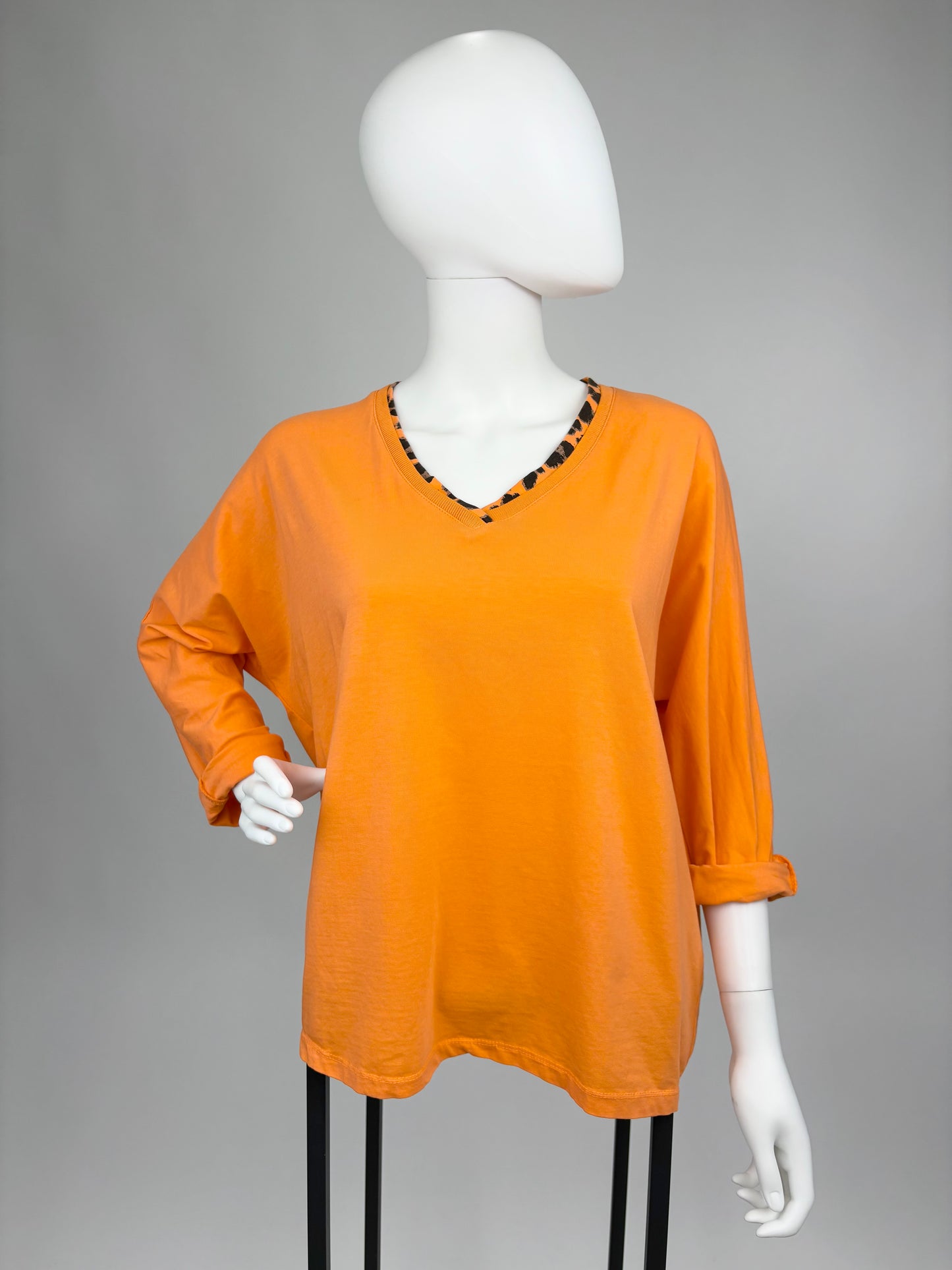 V-Neck Shirt Leo orange, Gr. 36-42