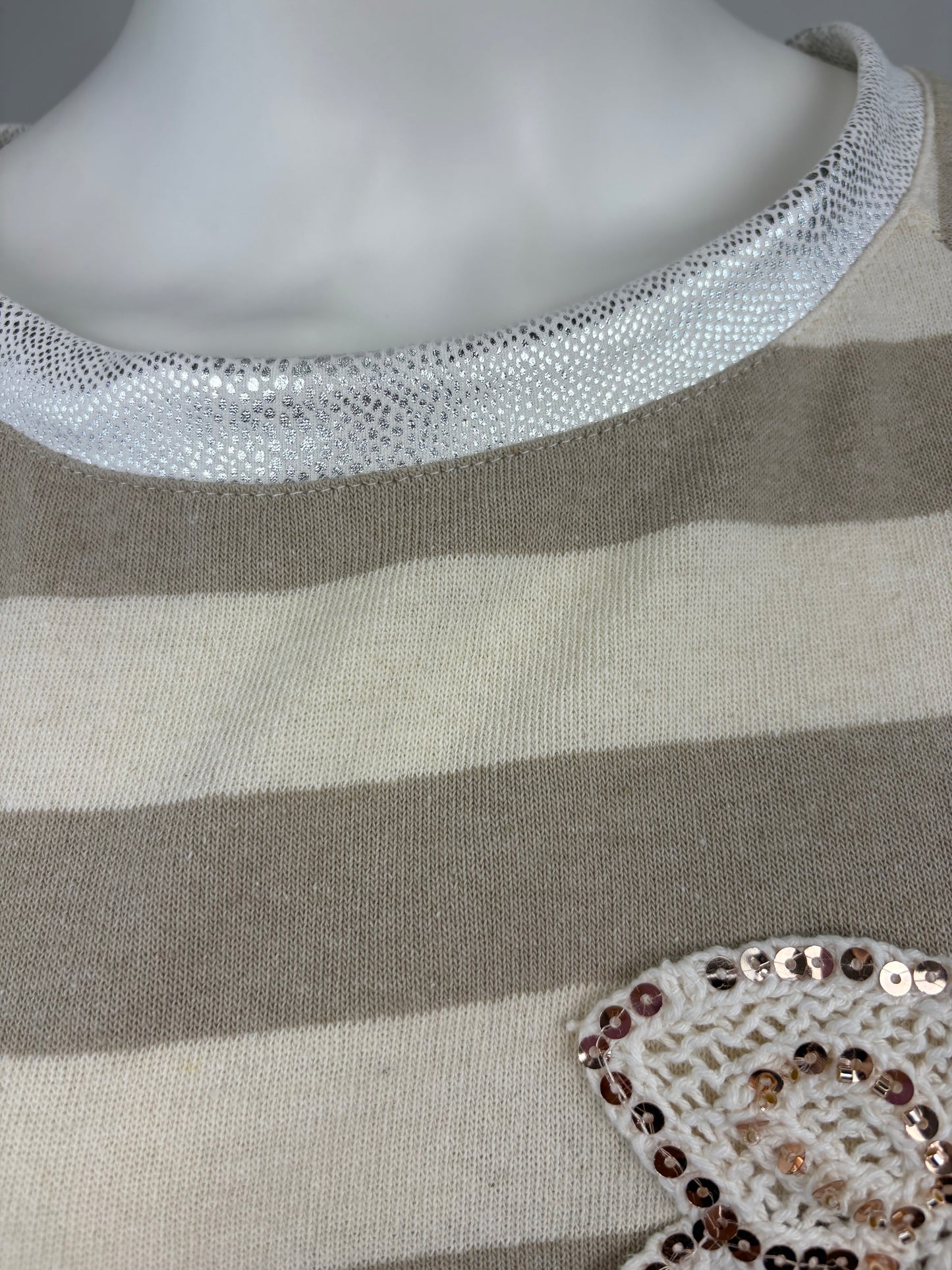 Gestreifter Pullover mit Paillettenblume, Gr. 36-42