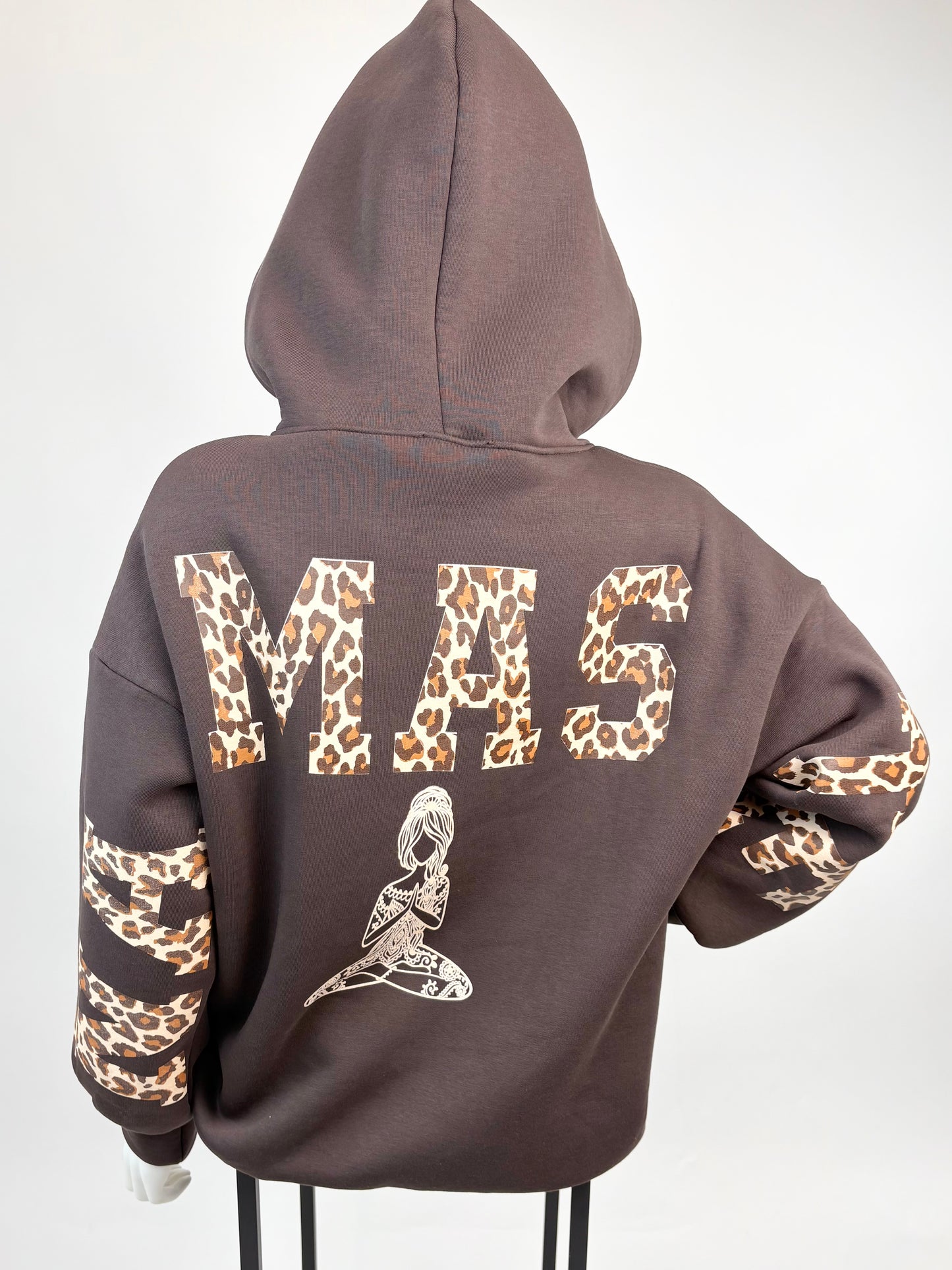 Oversized Hoodie „Namaste“ – Braun mit Leo-Print Gr. 38-44