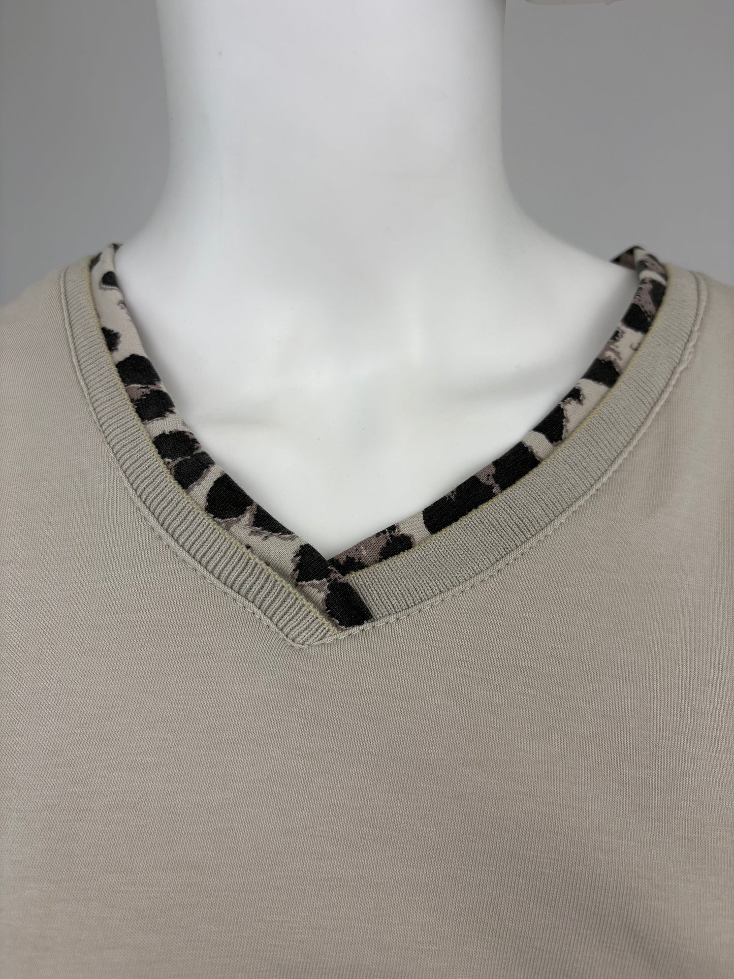 V-Neck Shirt Leo beige, Gr. 36-42
