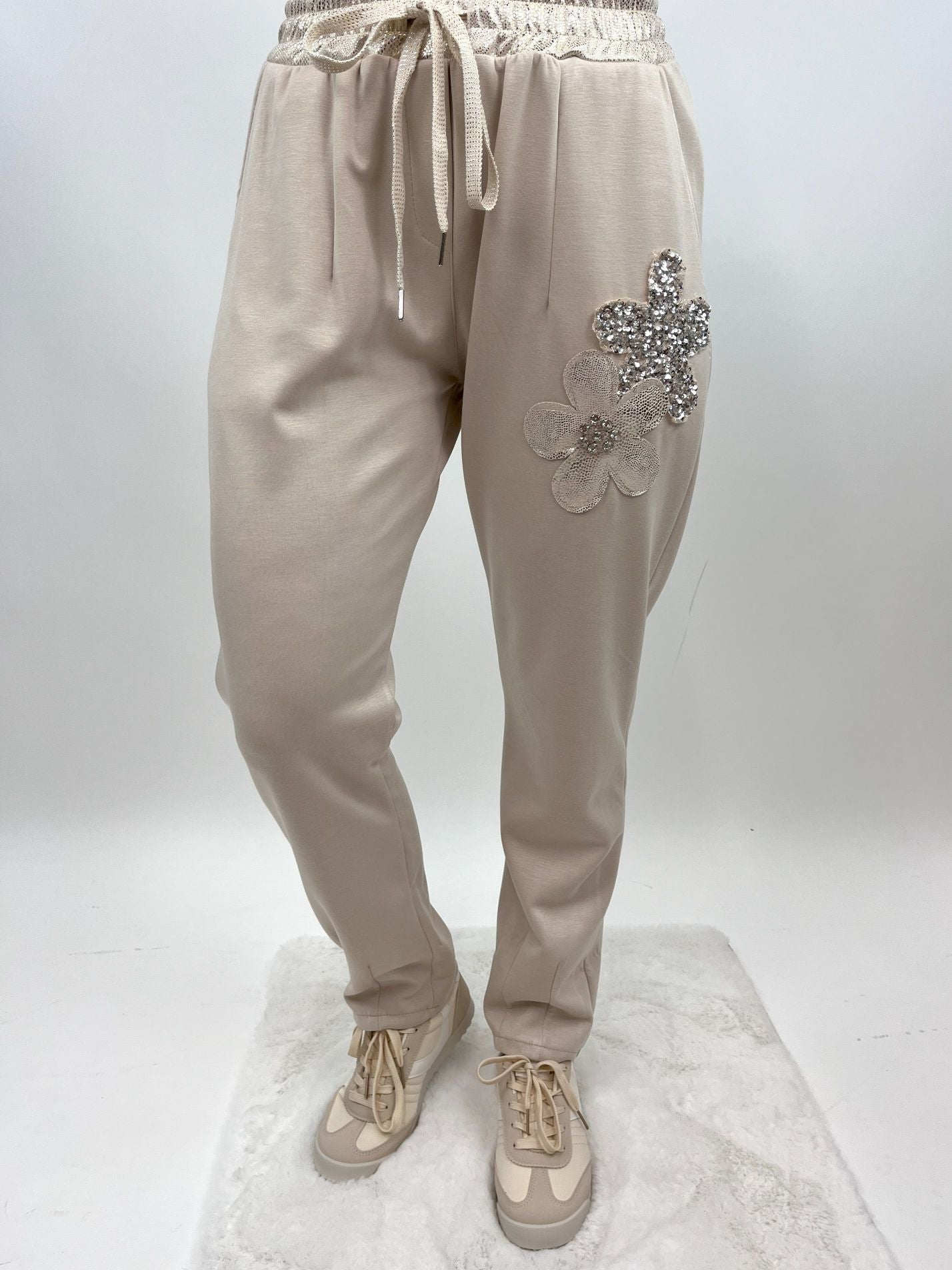 Joggerpants beige mit Blüten Gr. 36-42