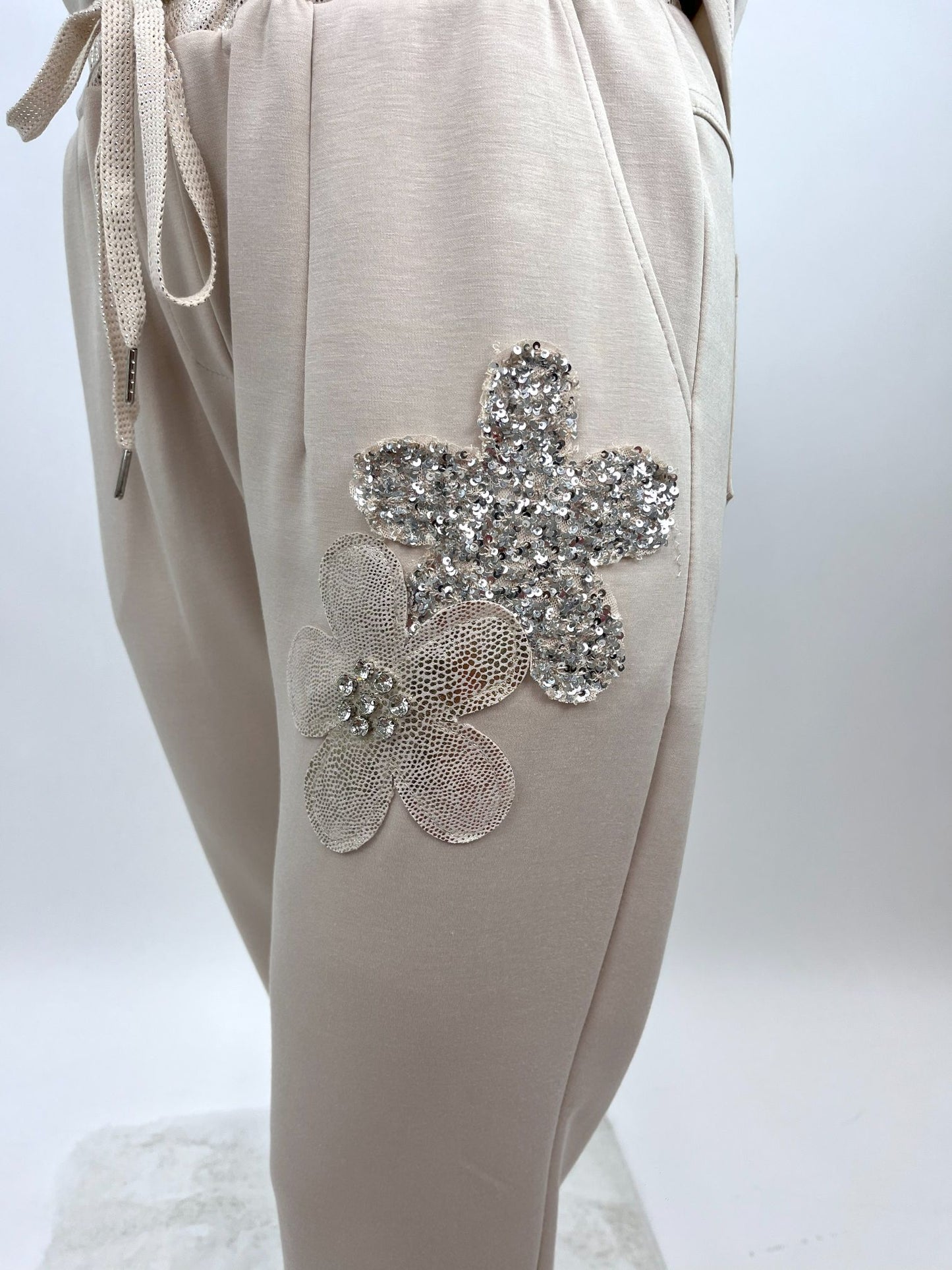 Joggerpants beige mit Blüten Gr. 36-42