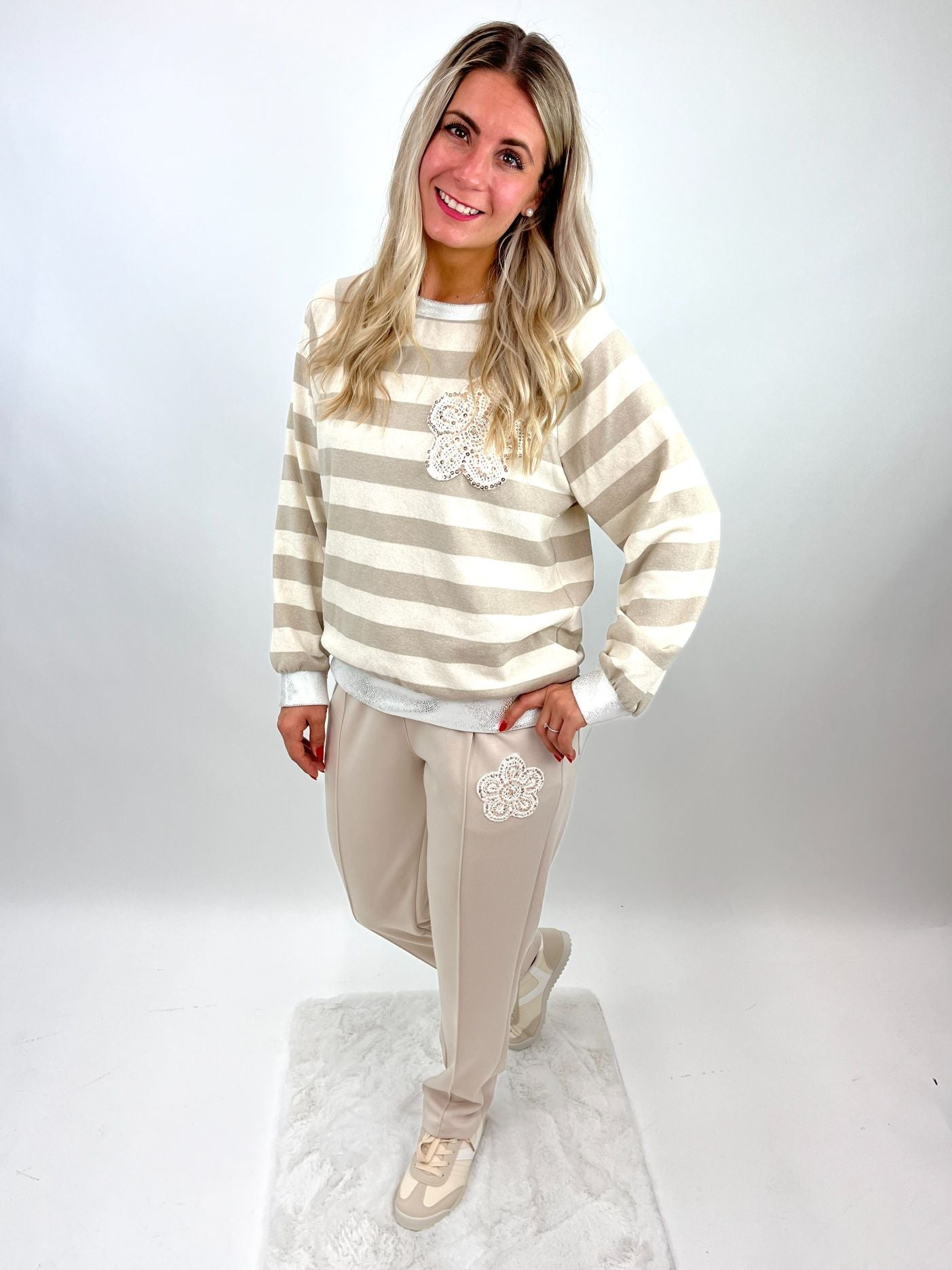 Gestreifter Pullover mit Paillettenblume, Gr. 36-42