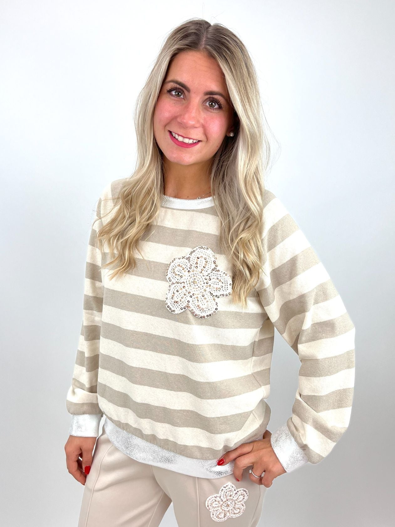 Gestreifter Pullover mit Paillettenblume, Gr. 36-42