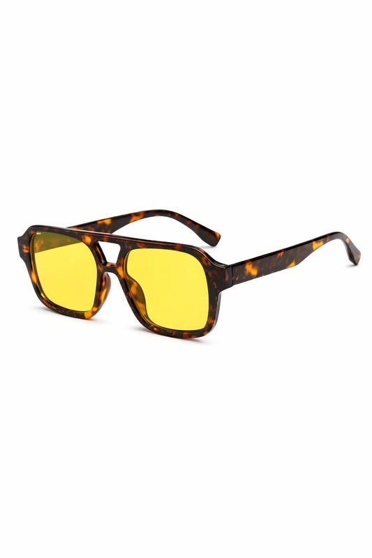 Eckige Sonnenbrille, Gemustertes Gestell – gelbliche Gläser