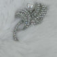 Elegante Strass-Brosche mit Perlendetail  silber